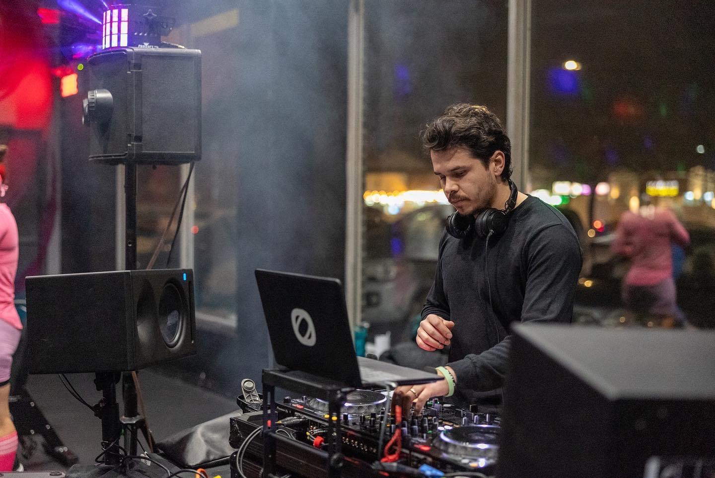 Francis Laurent en performance DJ