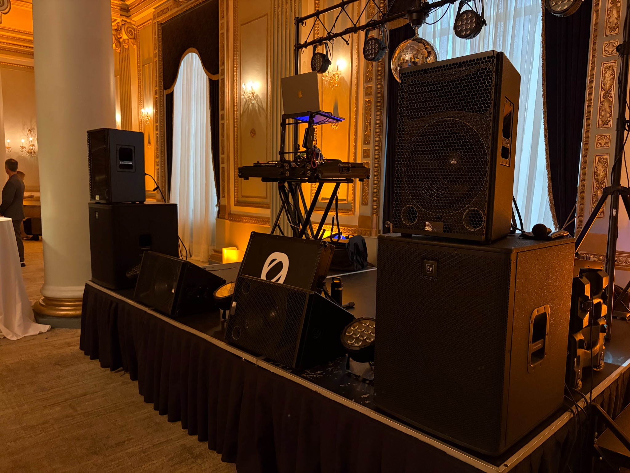 Installation complète Francis Laurent Music dans une salle de réception